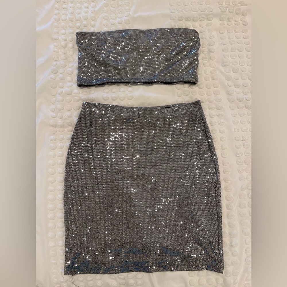 Silver Sequin 2 piece set. Worn 2 times. Really good condition.